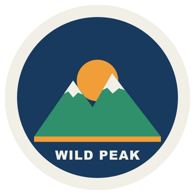 Et rundt emblem-logo med bjerge, en sol og teksten Wild Peak